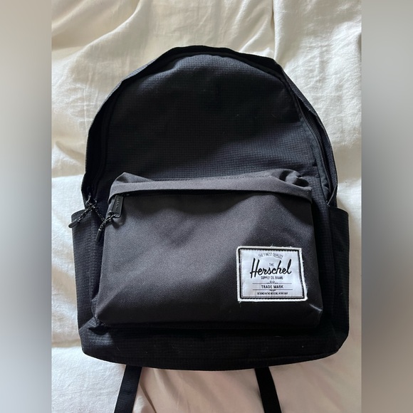 herschel backpack second hand Classic Backpack, Black,Mod Mini The Herschel Classic XL Backpack in black is built for men who need space and style in one Think twice before you buy